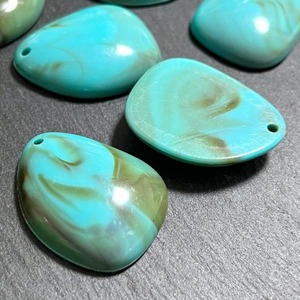 【4個】アクリルターコイズ風変形チャーム/パーツ/ドロップ