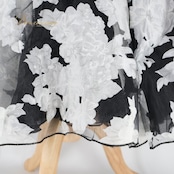 社交ダンス 衣装 ワンピース ドレス ブラック系 レイリーナ Leirena 黒 白 リボン 花 花柄 ボリューム レース 伸縮 ストレッチ 華やか 上品 かわいい スタンダード ダンス衣装 イベント ステージ パーティー ふんわり フリル モノトーン