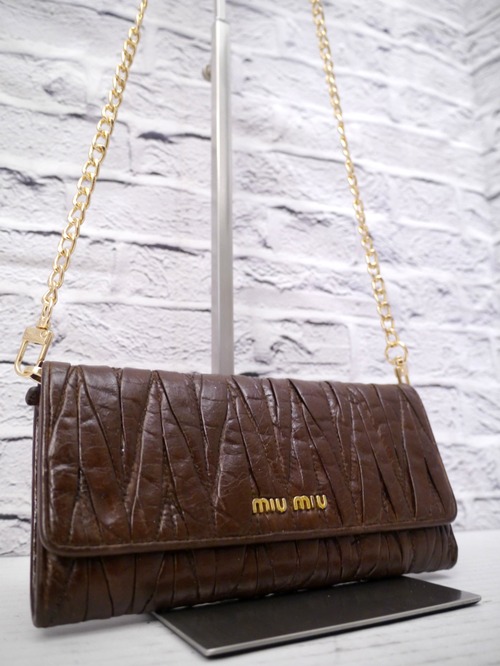◆miu miu ミュウミュウ MATELASSE マテラッセ クロスボディ ショルダー ウォレット バッグ ポシェット 茶x金◆ クロスボディ仕様の定番♪