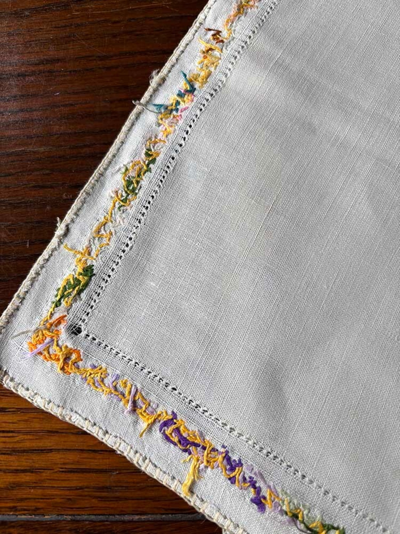 テーブルマット 色刺繍 　花のレリーフ　テーブルセンター　19clm74-1