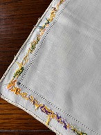 テーブルマット 色刺繍 　花のレリーフ　テーブルセンター　19clm74-1