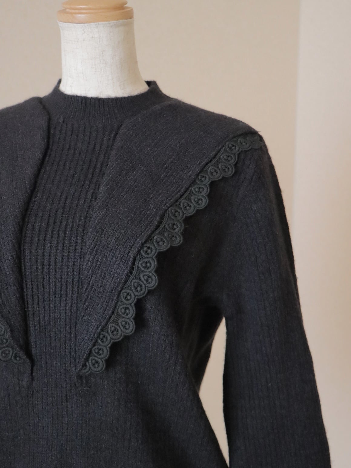 ●lace collared design puff sleeve black color knitted sweater