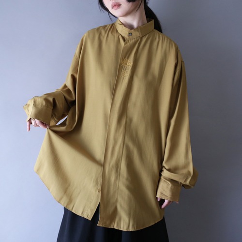 "刺繍" elegant design over silhouette band-collar shirt