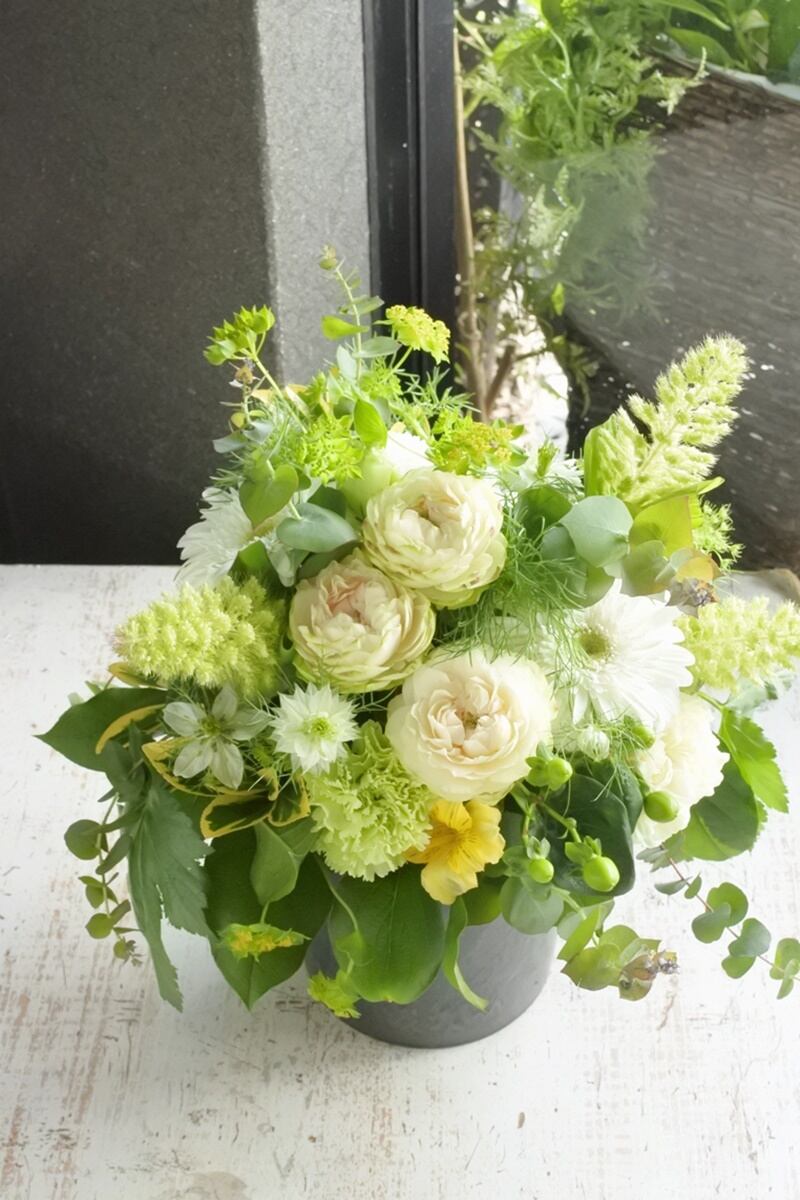 爽やかグリーンのフラワーアレンジメントM | GLUCK Floristik