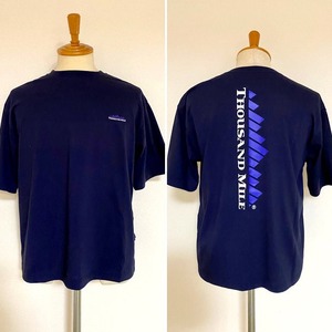 【THOUSAND MILE】 Short Sleeve Print T-shirt Vertical Logo　Navy