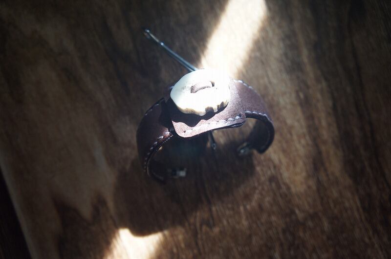 マヤベリーのレザーバングル【鹿角】【ダークブラウン】｜手作り革財布