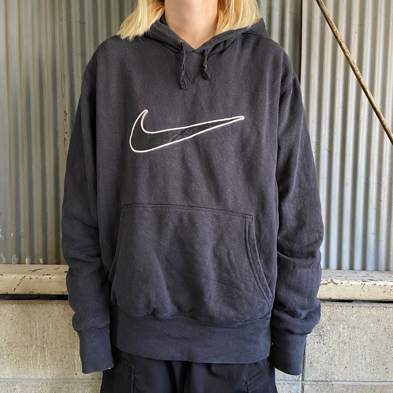 NIKE ナイキ ウォッシュロゴ ビッグロゴ 刺繍 プルオーバーパーカー 