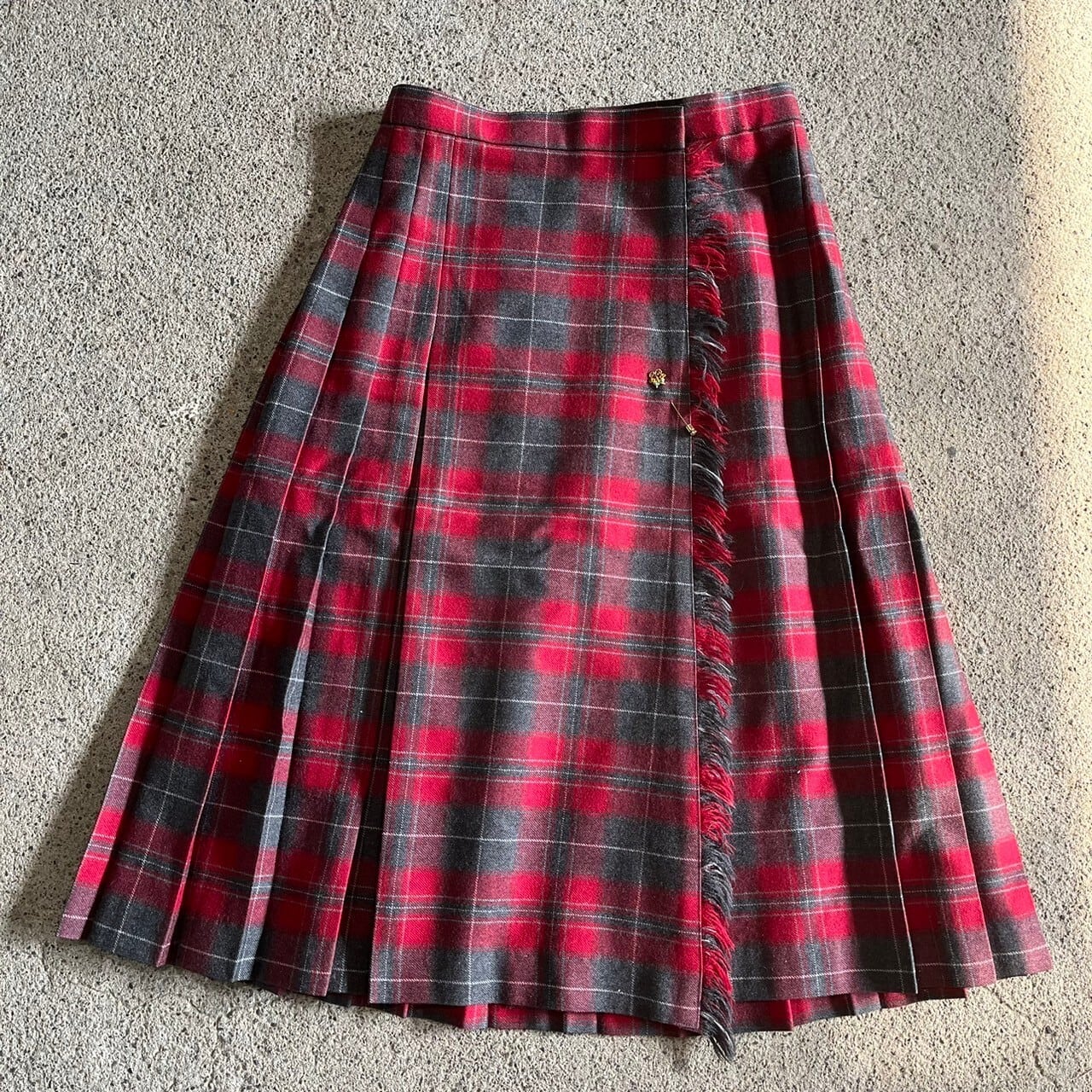温かみのある秋のコーデにオススメのチェック柄巻きスカート Cepica