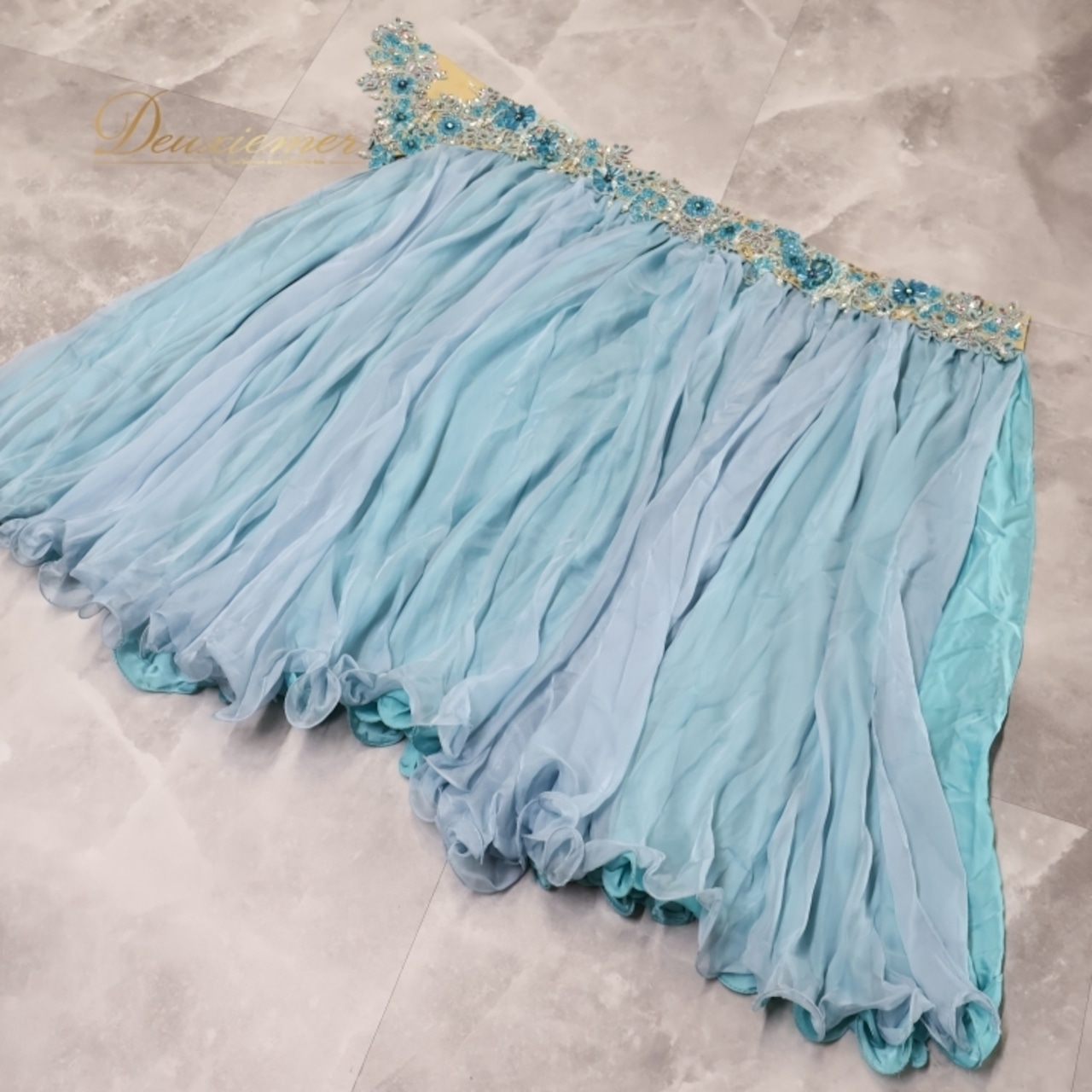 ベリーダンス オリエンタル 衣装 上下セット ブルー系 トップス スカート アーム アーム飾り 腕飾り 水色 花 ラインストーン ビーズ かわいい 明るい キラキラ 華やか ダンス衣装 イベント ステージ 華やか