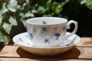 HOYO ブルーの小花が懐かしさを感じさせるカップ＆ソーサー