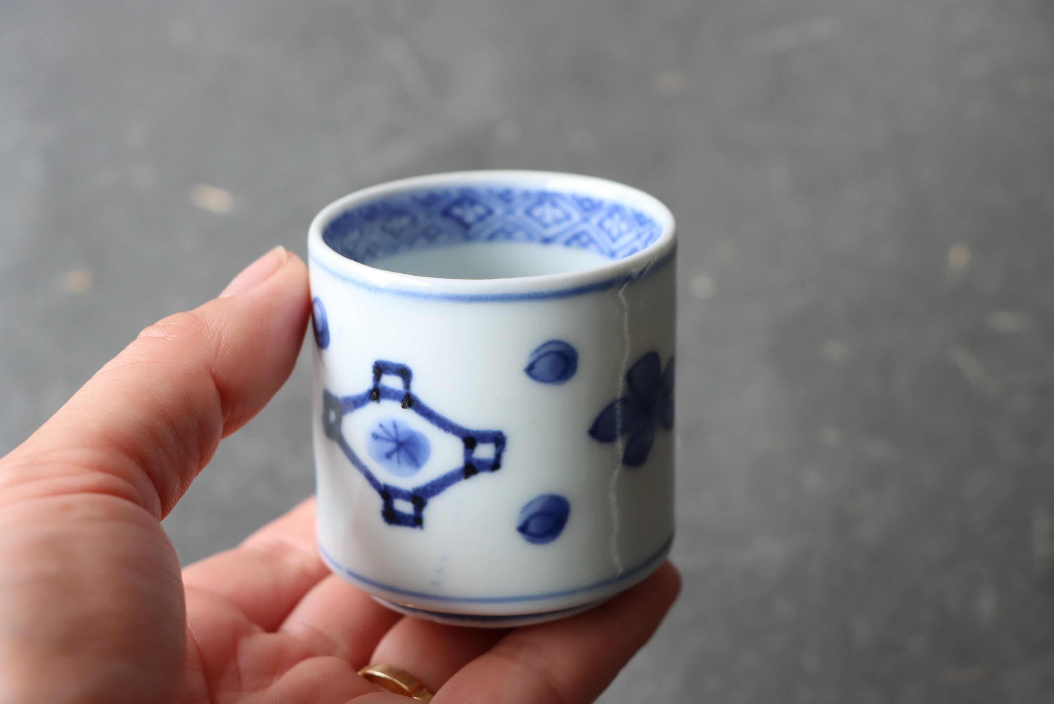 古伊万里 染付 花亀甲文 覗き猪口/Blue and white cup | (有)新原美術