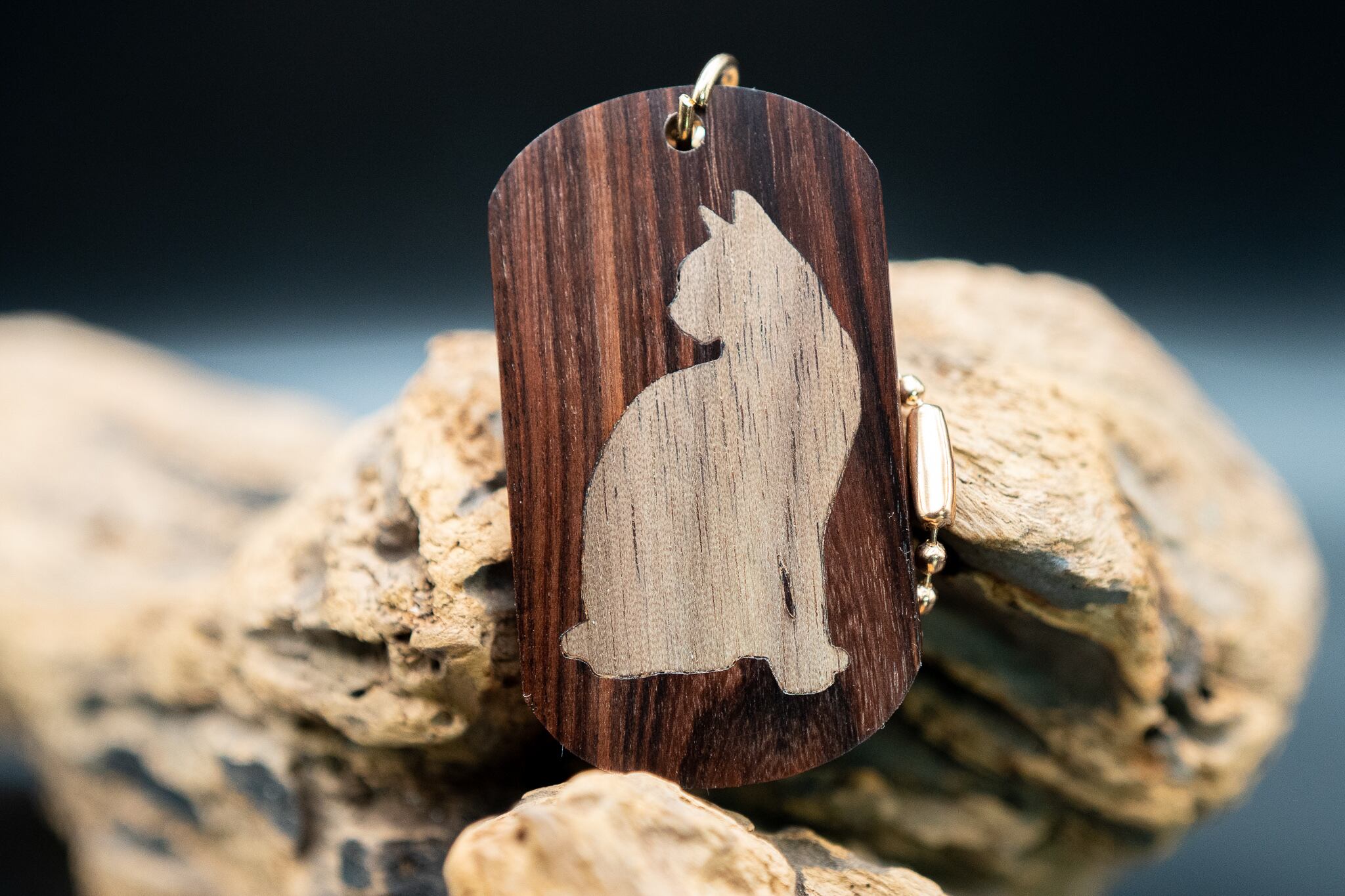 【王室御用達 】キングウッド ドッグタグ象嵌 優雅に座る猫