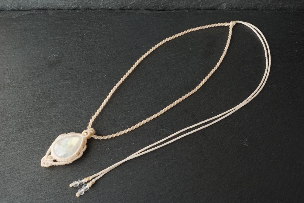 幻想的な輝き＊レインボームーンストーン（ホワイトラブラドライト）の