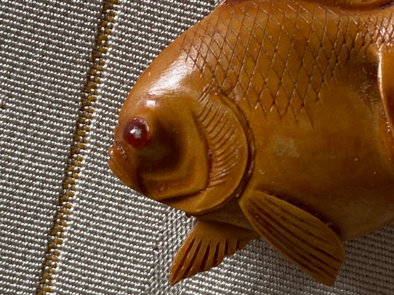金魚の帯留め 木彫り | 初屋