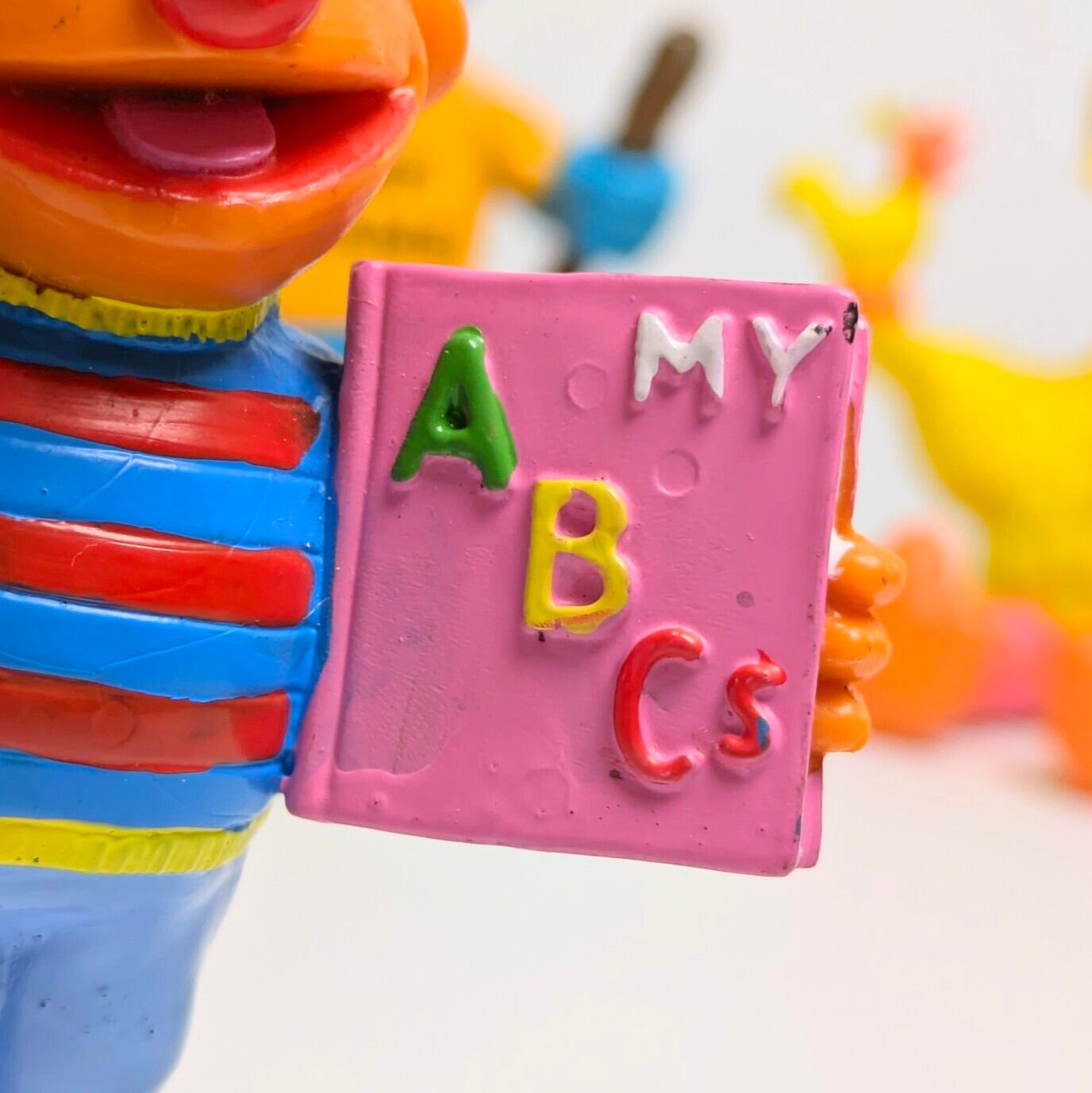 ☆VINTAGE 80'☆【 SESAME STREET( セサミストリート ) 】 Ernie ( アーニー ) /『 ABC BOOK 』PVCフィギュア 〚アメリカン雑貨 アメトイ〛