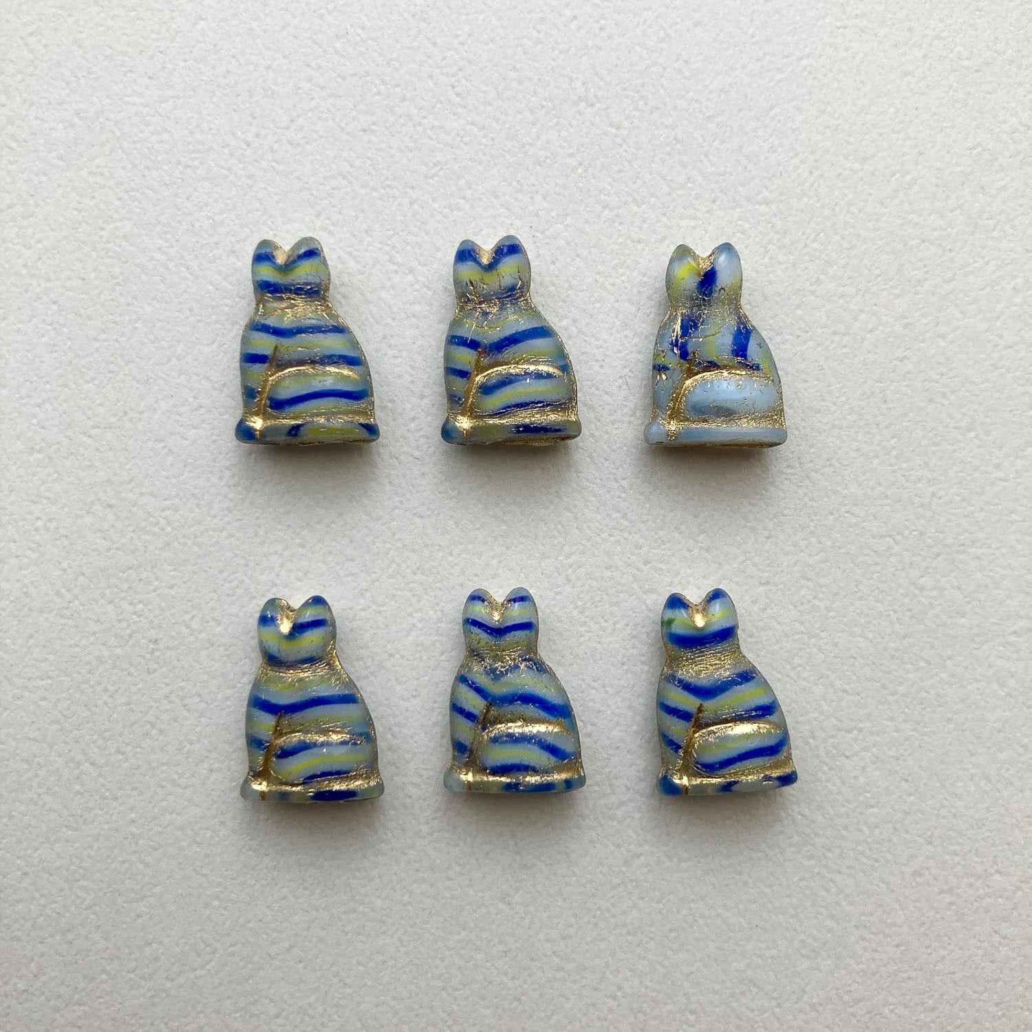 再入荷〉ビジューアイお座り猫チェコビーズ（まだらストライプ） | Dua