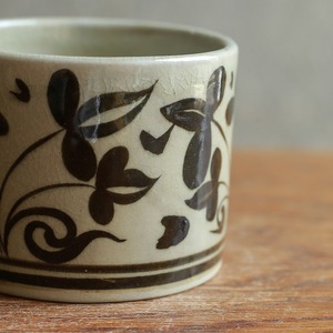 模様が美しい、セラドン焼きのカップ