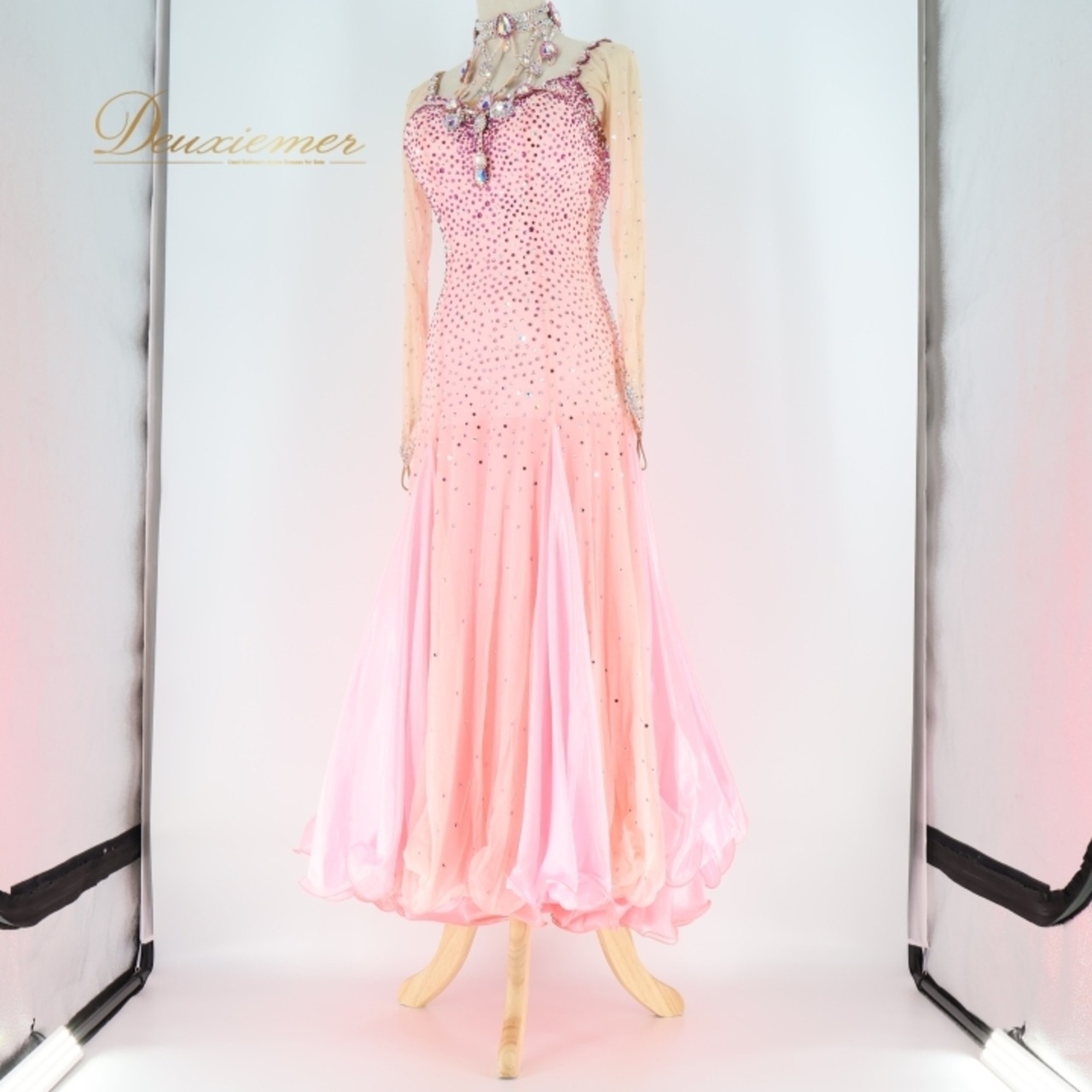 社交ダンス 衣装 チャコット Chacott スタンダードドレス ドレス ワンピース スタンダード ピンク フロート レース フリル デモ 競技 ダンス パーティ 発表会 日本製 ピンク系 かわいい 女性らしい フォーマル スカート揺れる おしゃれ パーティー衣装 社交ダンス用 競技用コスチューム