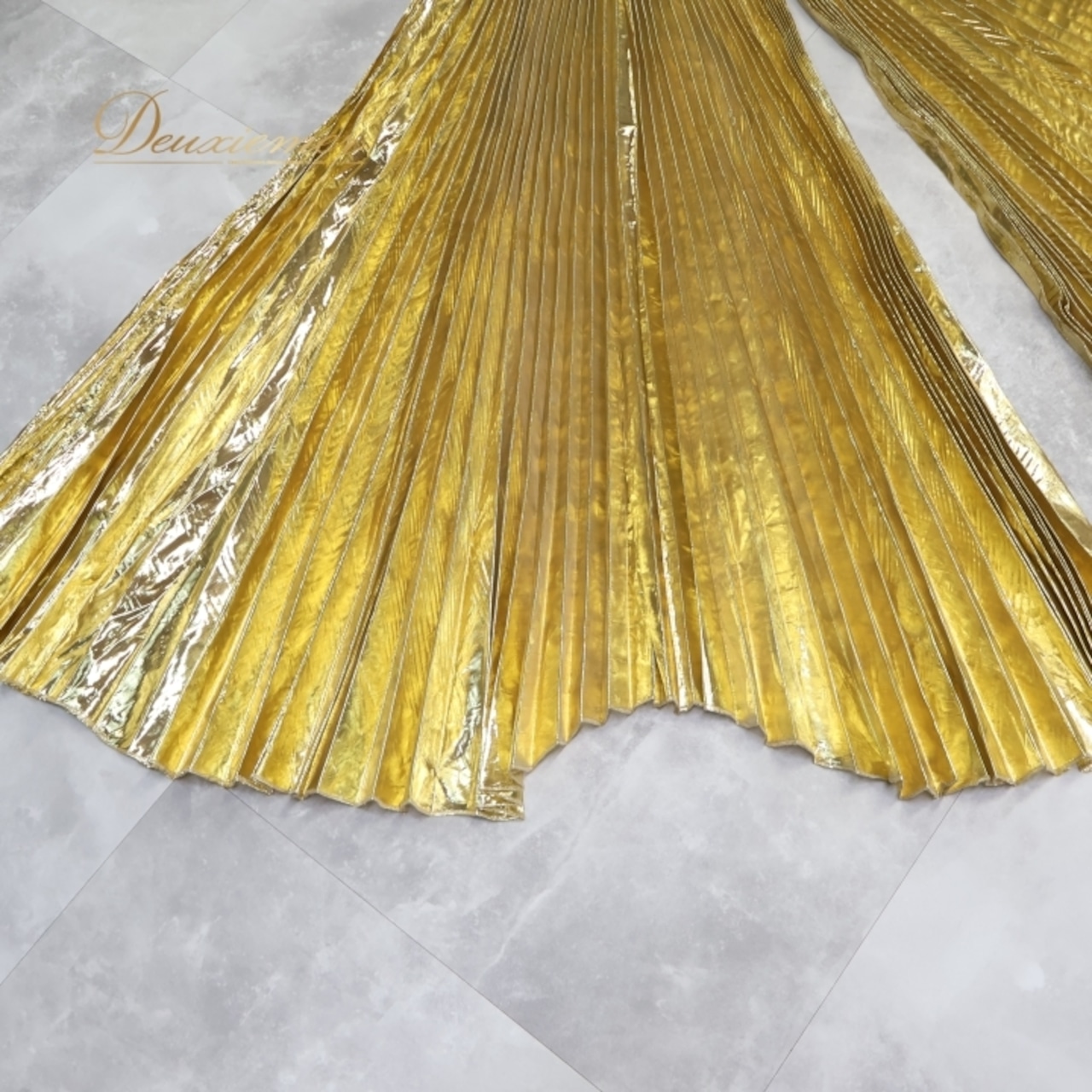 ベリーダンス 小物 ウィング ゴールド系 金 レッスン 練習 煌びやか イシスウィング 華やか ダンス用品 小道具 スティック 舞台 イベント プリーツ 大きい