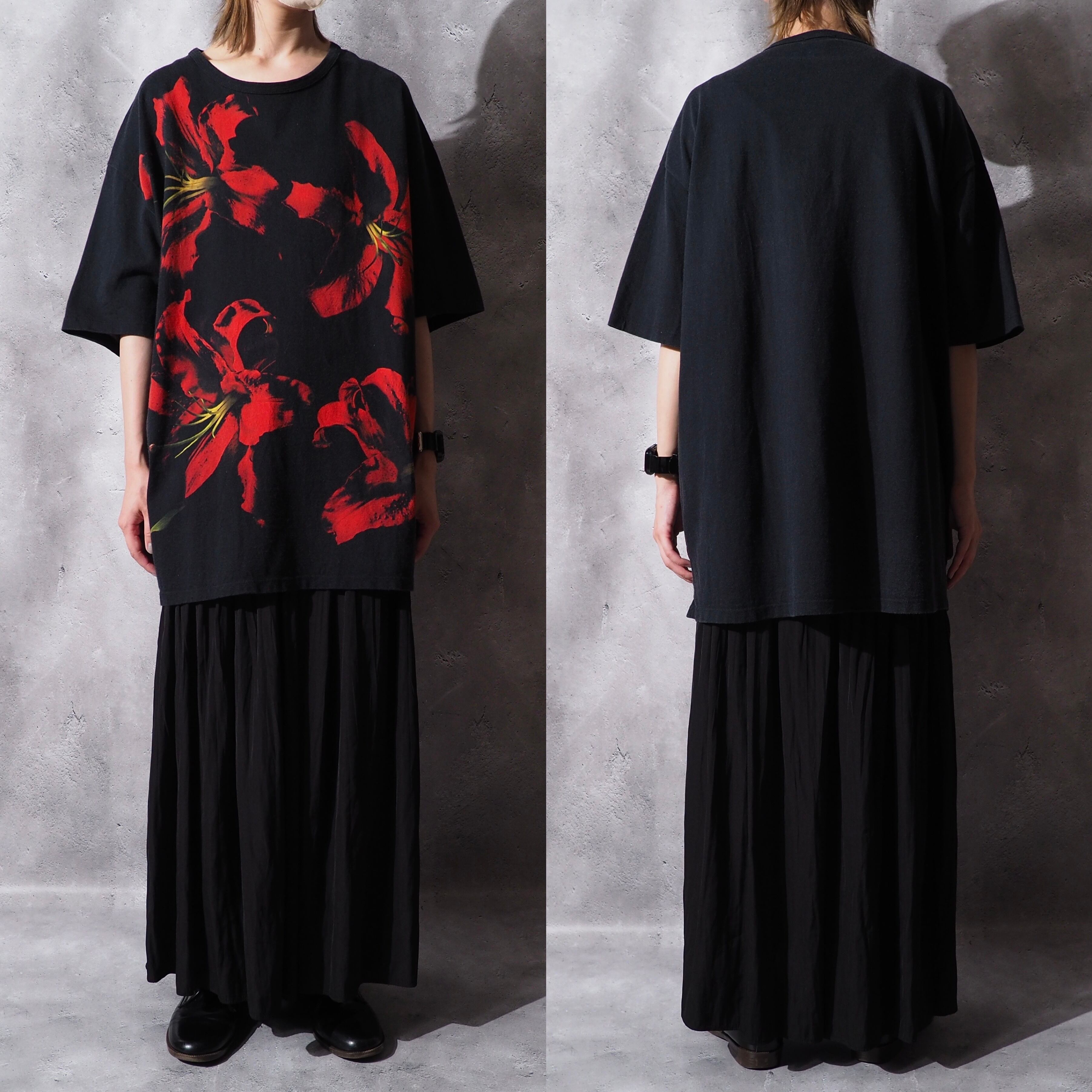 ” LAD MUSICIAN ” red lily painted loose black Tee