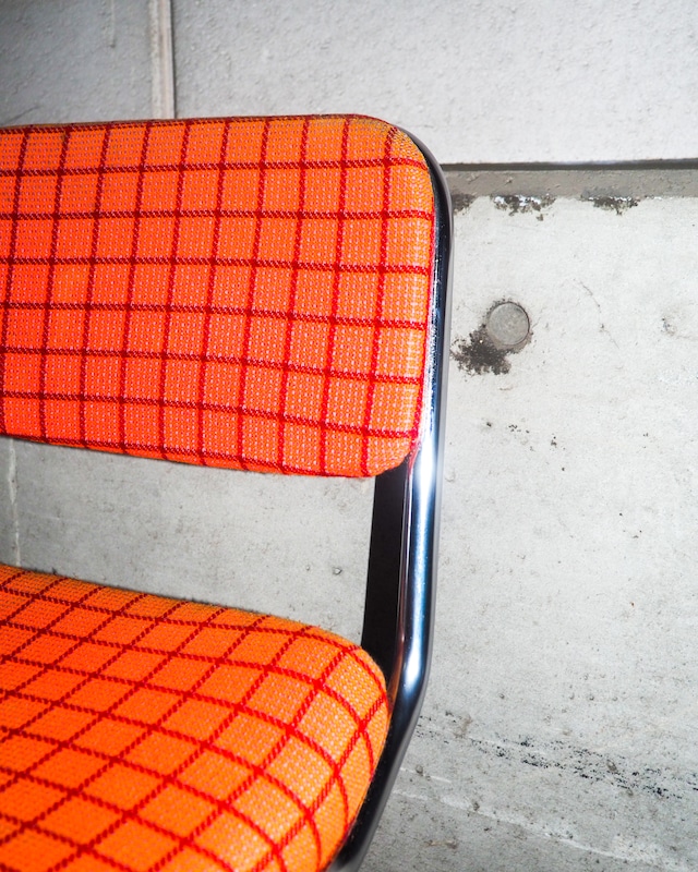 Height-adjustable check chair