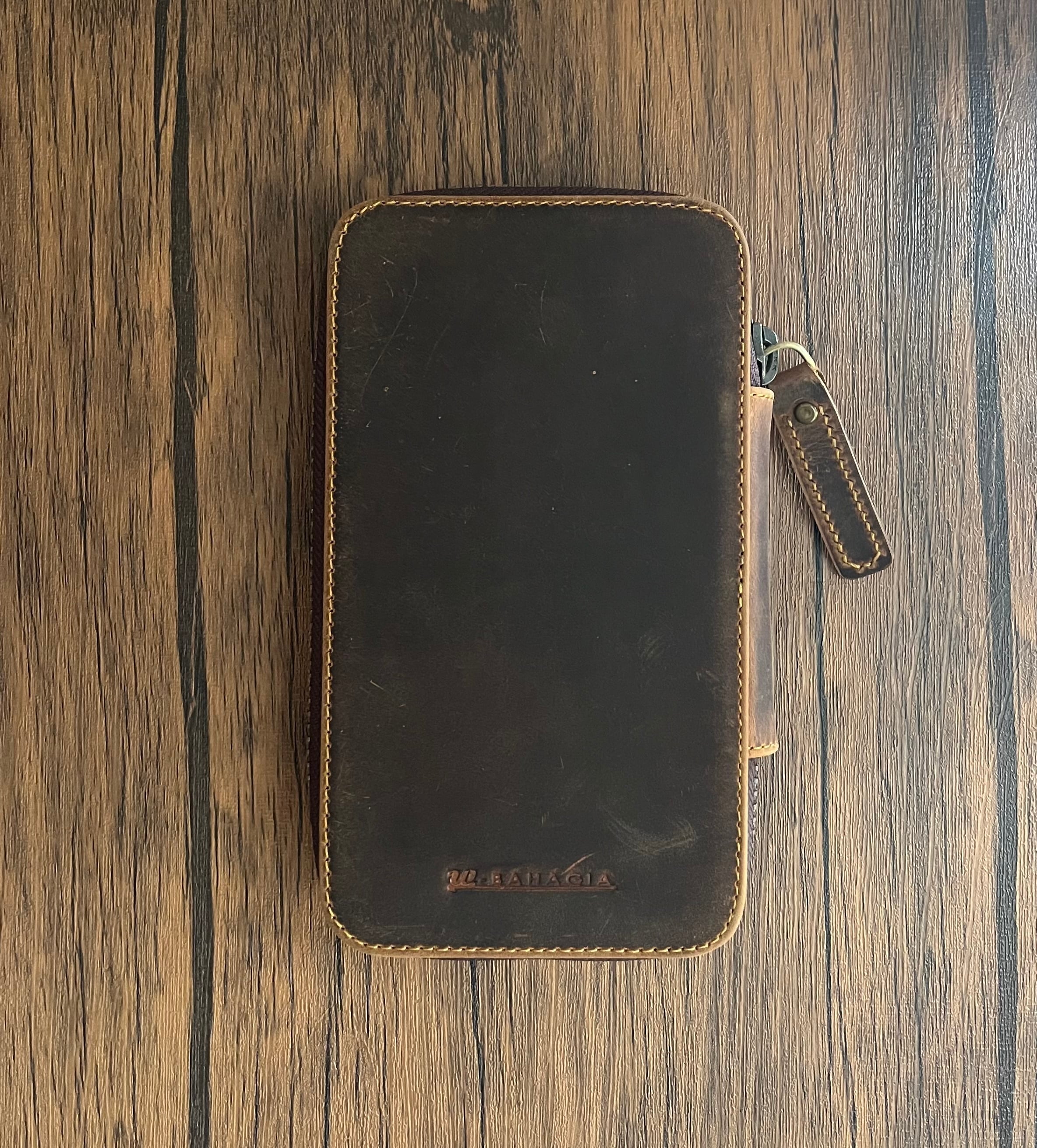 バハギア ペンケース ラウンドジップ型 プエブロ コニャック | Bahagia