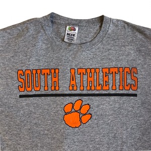 "SOUTH ATHLETICS" print T-shirts
