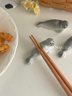 箸置き 2個セット アザラシ 陶器製 かわいい おしゃれ カトラリーレスト スプーン置き 箸枕 食器 卓上小物 シンプル 北欧風 キッチン雑貨 食卓 テーブルウェア 来客用 プレゼント 商品画像4