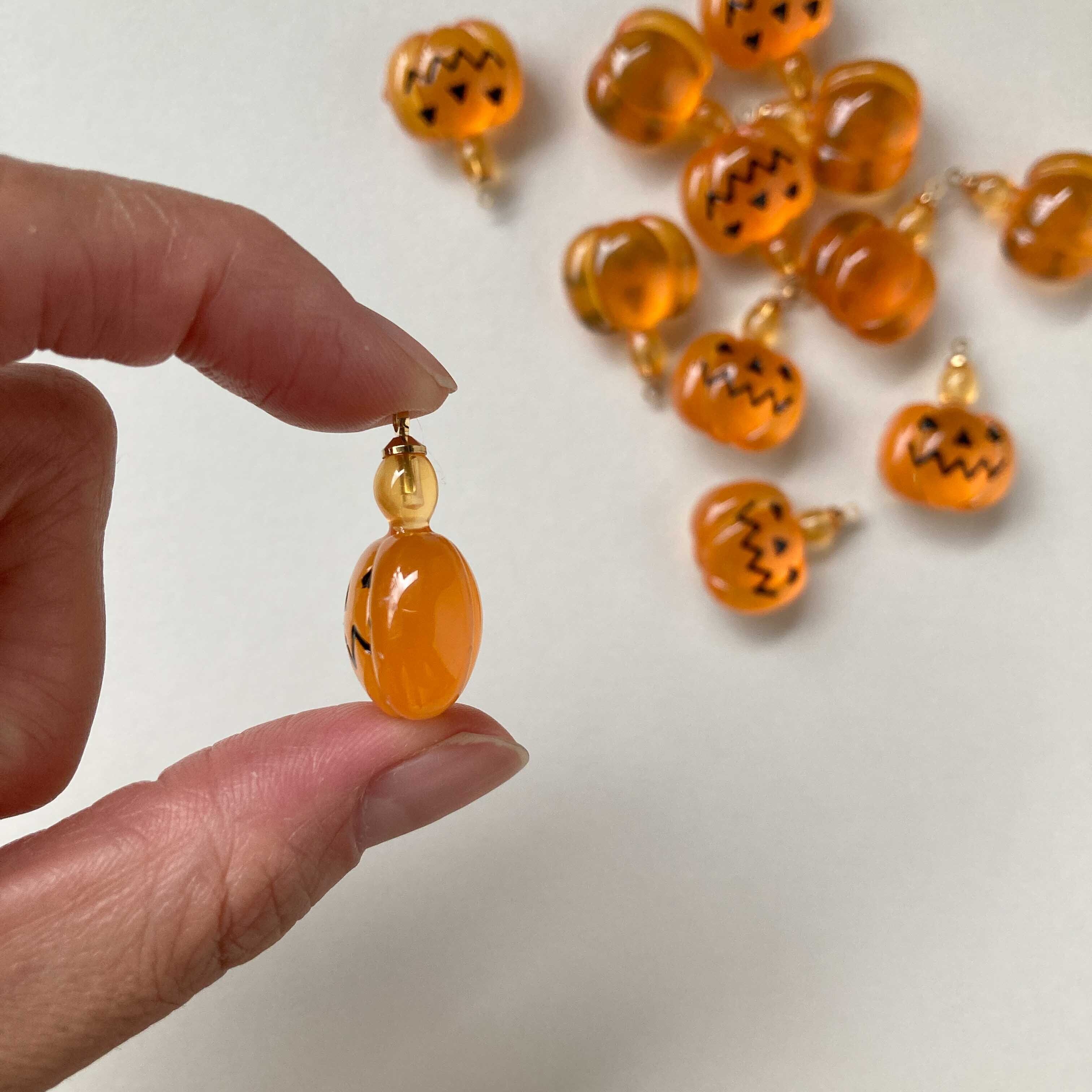 のんたん＊オレンジフローライト&MOPリーフカービング＊チャーム のんたん様専用＊オレンジフローライト&MOPリーフカービング＊チャーム