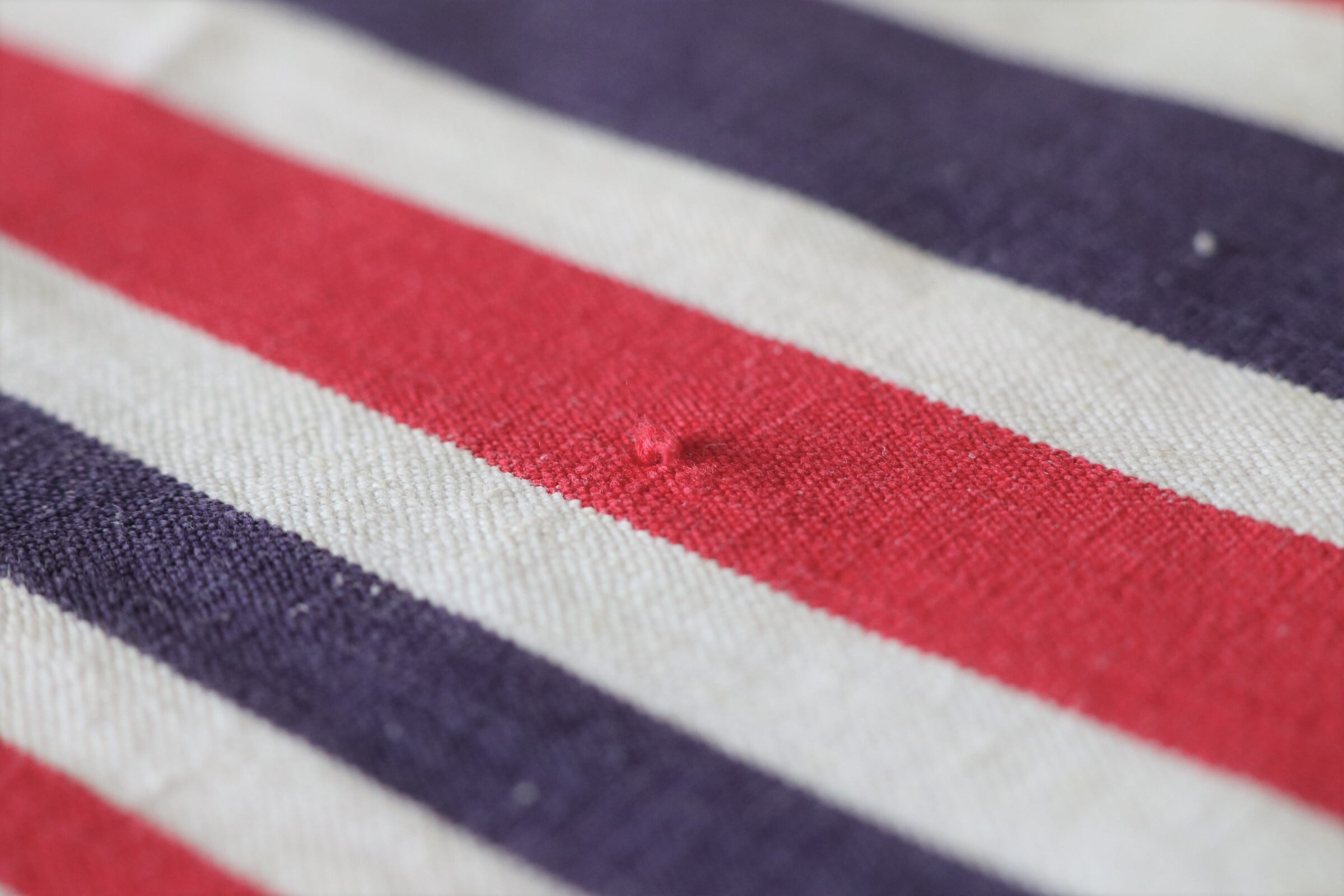 アンティークバスク織り緻密な織模様クロス 赤＆ネイビー イニシャル