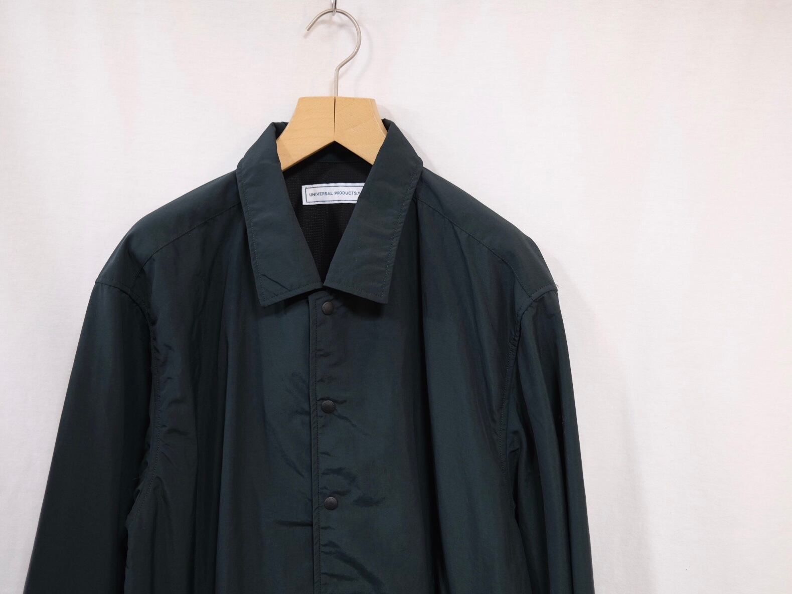 UNIVERSAL PRODUCTS” NYLON SHELL COACH JACKET GREEN” Lapel online store