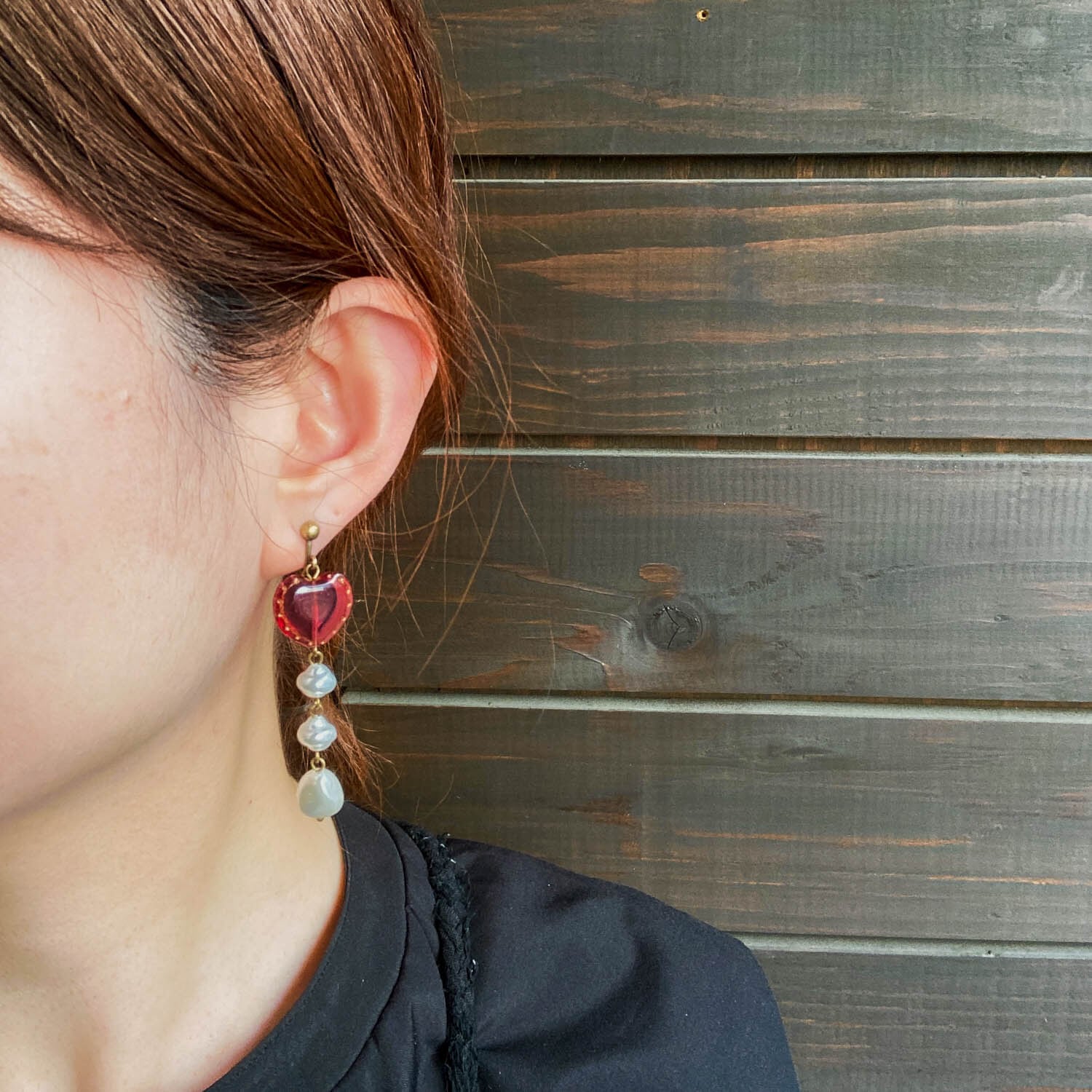 ハートチェコビーズとパールの耳飾り〈ピアス/イヤリング〉