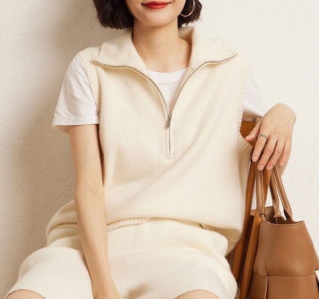 襟付き ジップアップ ノースリーブ ニットベスト レディース トップス ニット セーター プルオーバー ベスト ミディアム 袖なし ハイネック スタンドカラー ふわふわ ファスナー ジッパー チャック かわいい 大人可愛い きれいめ シンプル カジュアル おしゃれ こなれ感 ルーズ 無地 春 夏 秋 冬 ママ 通勤 学生 学校 通学 デート お出かけ 旅行 公園 女子会 休日 ショッピング カフェ 重ね着 暖かい 体型カバー 普段使い 着回し ゆったり フリーサイズ 白 ホワイト ダークグレー カーキ