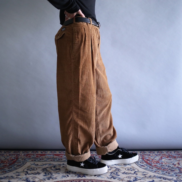 2-tuck tapered silhouette brown wide corduroy pants