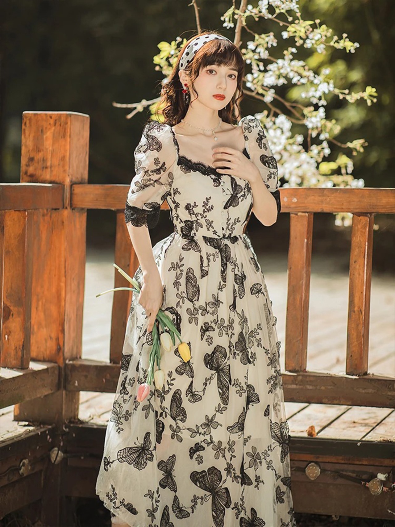 【0047】Black Butterfly Lace Short Sleeve Dress