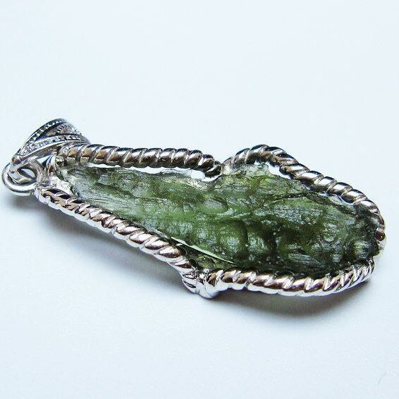 モルダバイト ペンダント モルダウ石 ペンダントトップ 原石 一点物 メール便可 [M便 1/20] 199-553