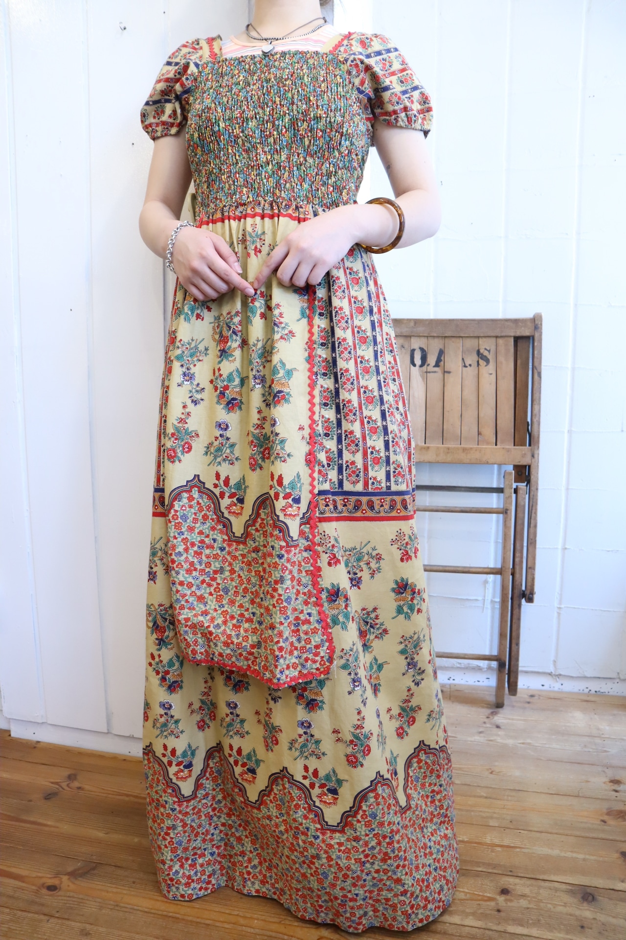 70s beige×red×green flower pattern apron design short sleeve dress [l ...