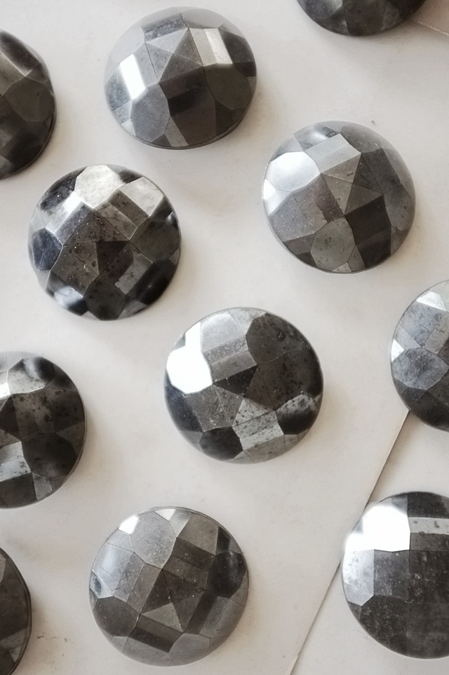 フランス 19世紀 4c 物言わぬ灰黒色の月と黒ガラスボタン ブローチ アンティーク