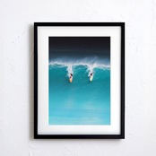 Surf Drop｜大波を滑り降りるサーファーの迫力アートポスター｜海と波のエネルギーを空間に添える写真プリント｜A2ポスター