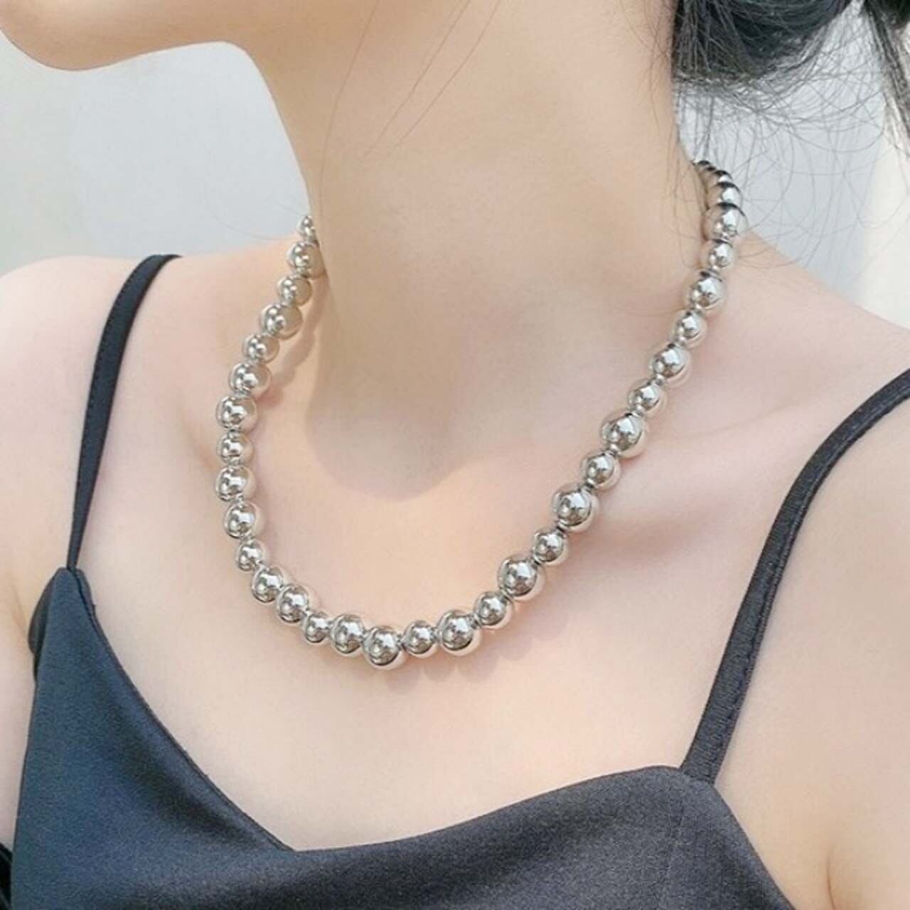【送料無料】 ネックレス ボールネックレス メタルボール アクセサリー 韓国 レディース オルチャン ジュエリー 存在感 大きめ シンプル かわいい 可愛い きれいめ トレンド ストリートシルバー 大人 チェーン 上品 10代 20代 30代 存在感 おしゃれ かっこいい レトロ こなれ感 高級感 ラブリー 個性的 結婚式 二次会 入学式 記念日 パーティー イベント クラブ 誕生日 成人式 母の日 クリスマス プレゼント 定番 格上げ 高見え コーデ 女子会 デート インスタ映え 流行 普段使い