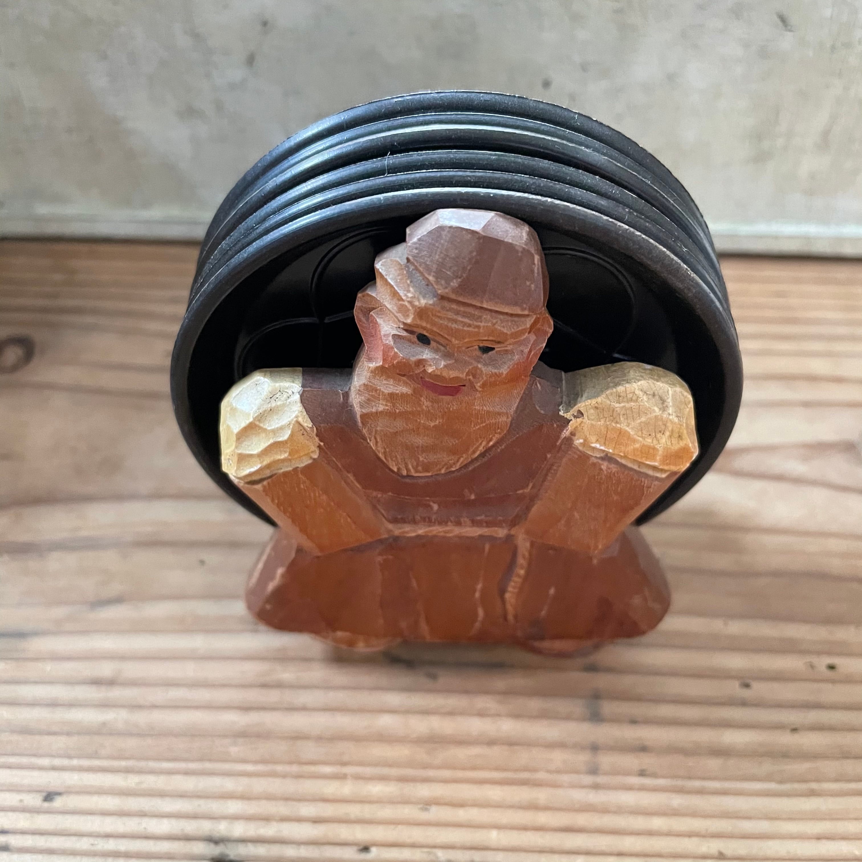 コースターを背負った木彫りのおじさん | tsuitachi craft&brocante