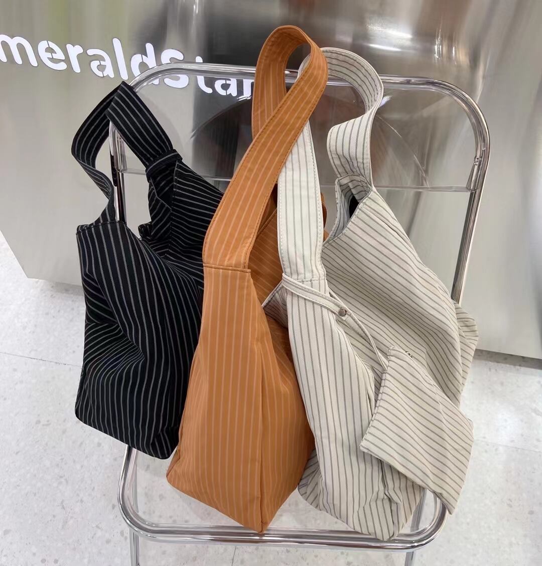 ピンストライプ　ポーチ付きバッグ　AS19-K8810