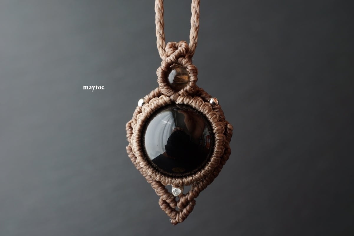 小ぶりなモリオン(黒水晶)のマクラメネックレス【紐色チェンジ可