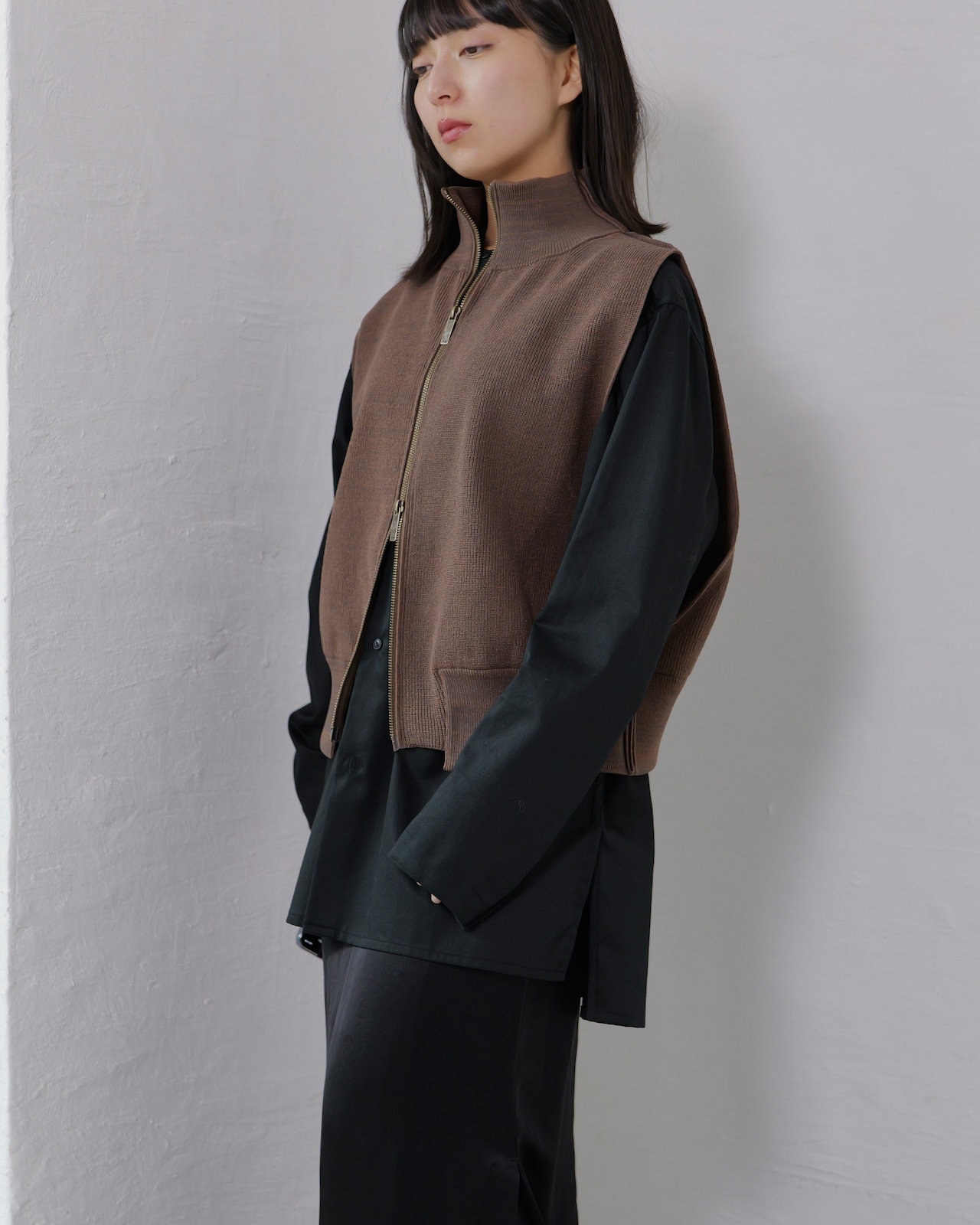 i’m here - Driver’s Knit Vest :Brown|前後スイッチ/ダブルファスナー/立体リンクス