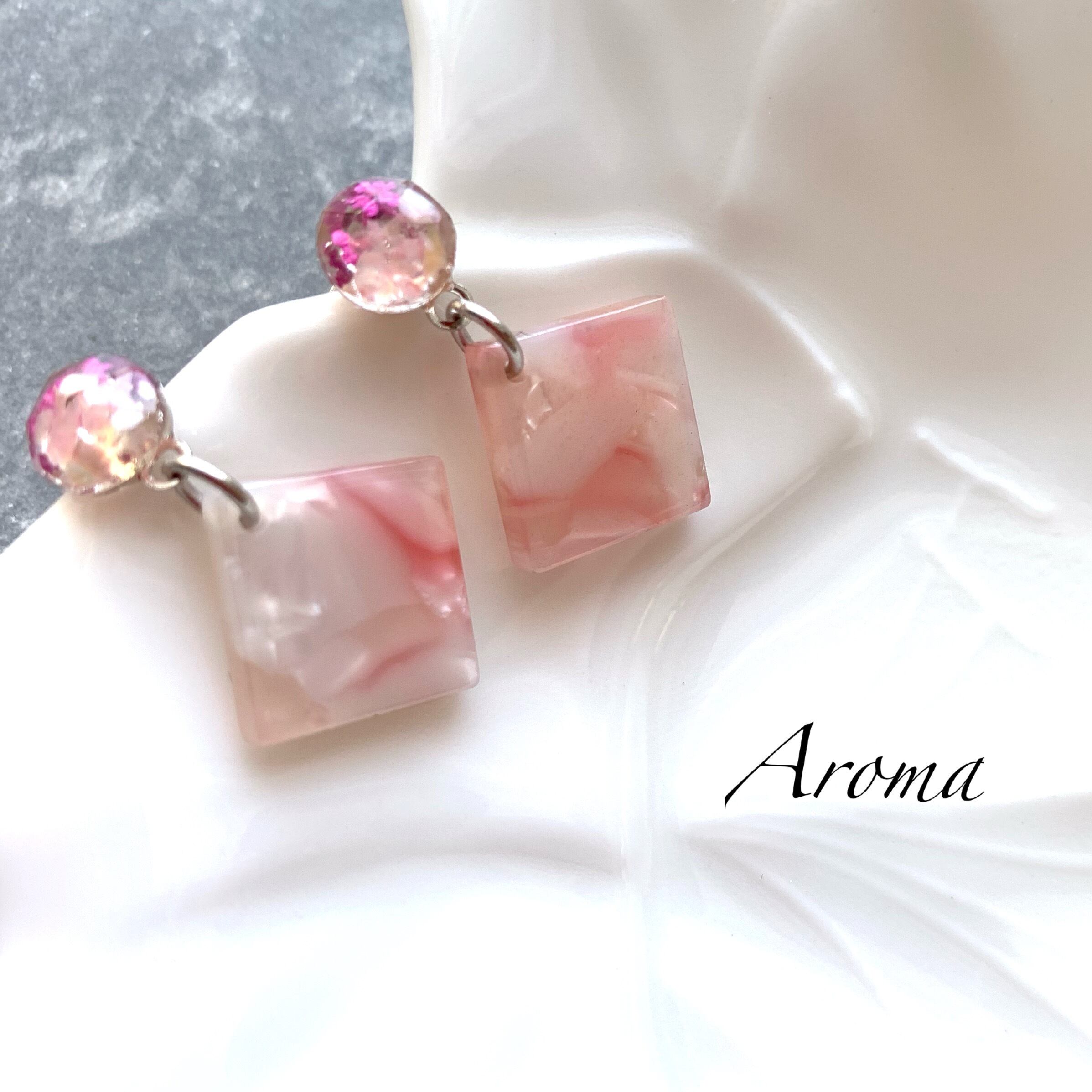 ピンクのフラワーカボションのスクエアピアス | Aroma