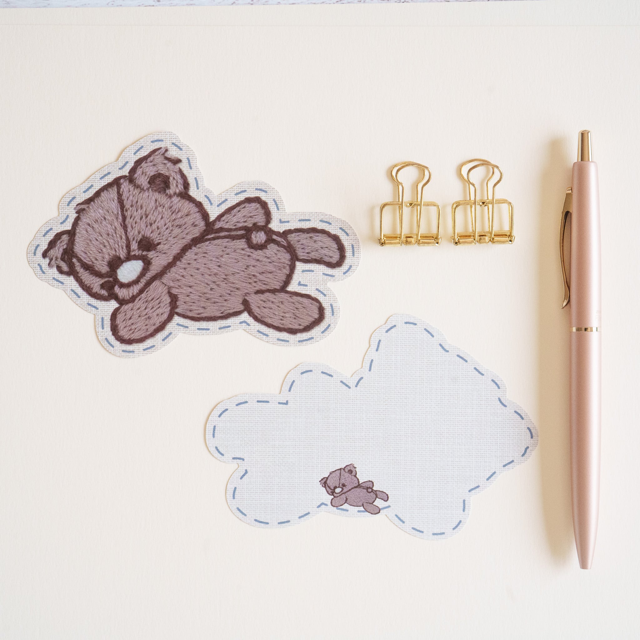 ダイカットメモ - ワッペン風メモ 寝そべるテディベア / 刺繍イラスト