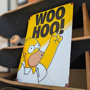 送料無料！ちょうどいいブリキ看板【 The Simpsons （ シンプソンズ ）】『 WOO HOO！ホーマーテンション上げ上げっ！ 』 METAL SIGN / メタルサイン / ブリキ看板 / サインボード / ビンテージ加工 〚アメリカン雑貨 アメトイ〛