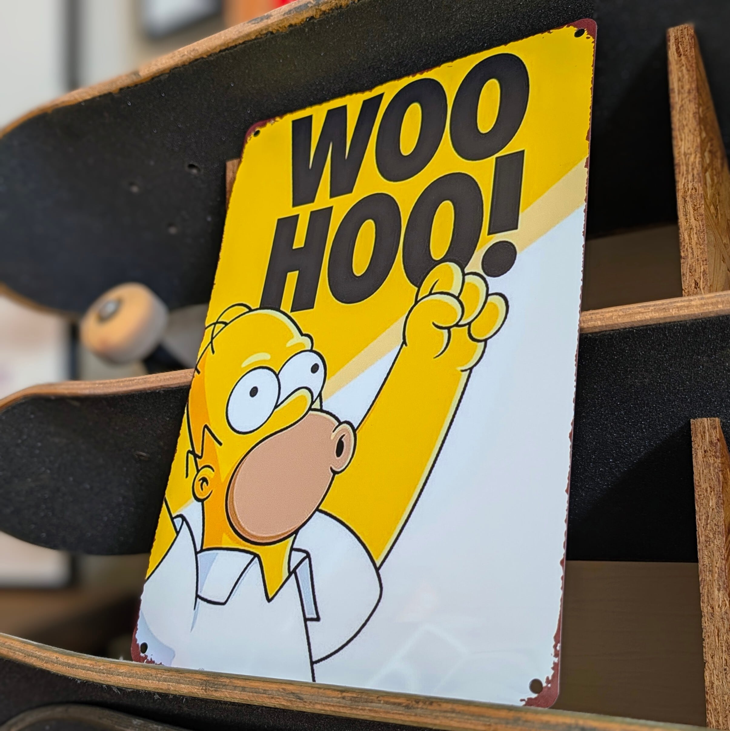 送料無料！ちょうどいいブリキ看板【 The Simpsons （ シンプソンズ ）】『 WOO HOO！ホーマーテンション上げ上げっ！ 』 METAL SIGN / メタルサイン / ブリキ看板 / サインボード / ビンテージ加工 〚アメリカン雑貨 アメトイ〛