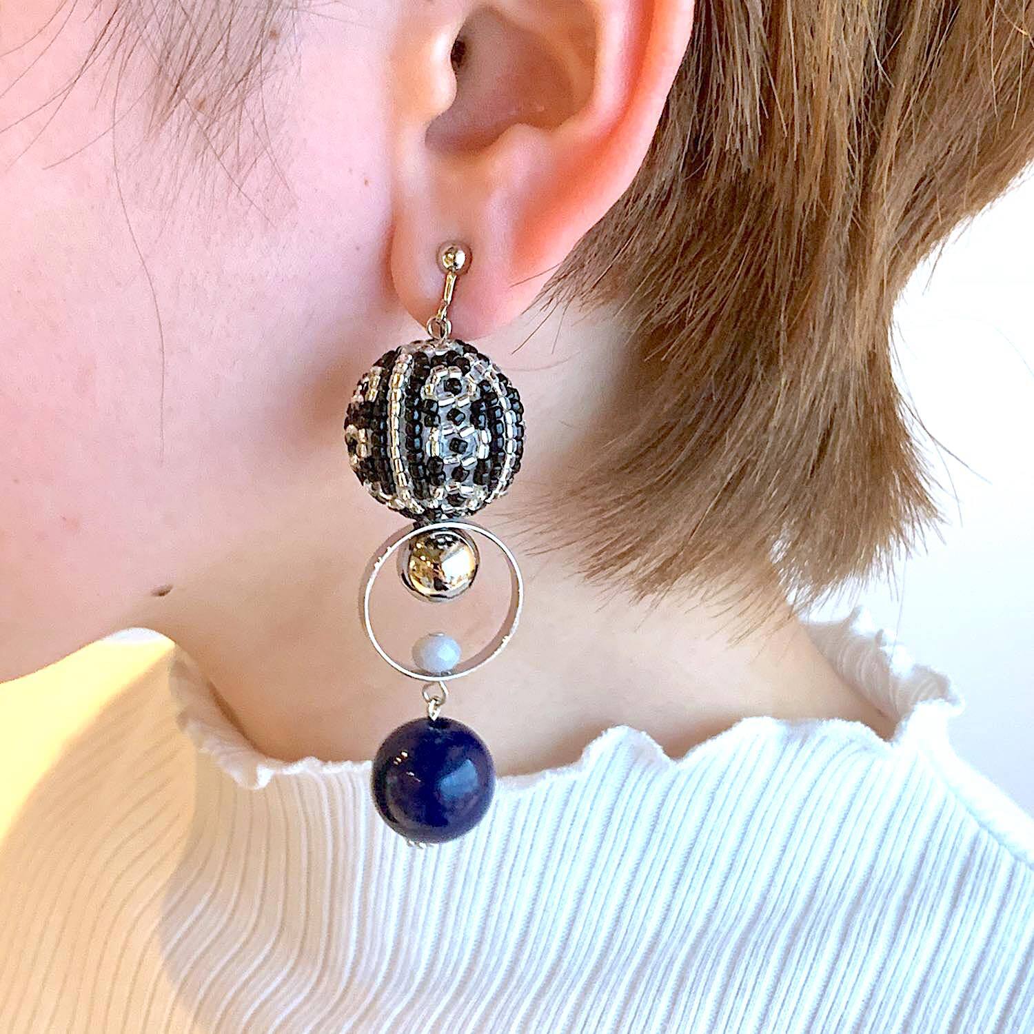 お花ビーズボールとネイビービーズの〈ピアス/イヤリング〉 | Dua