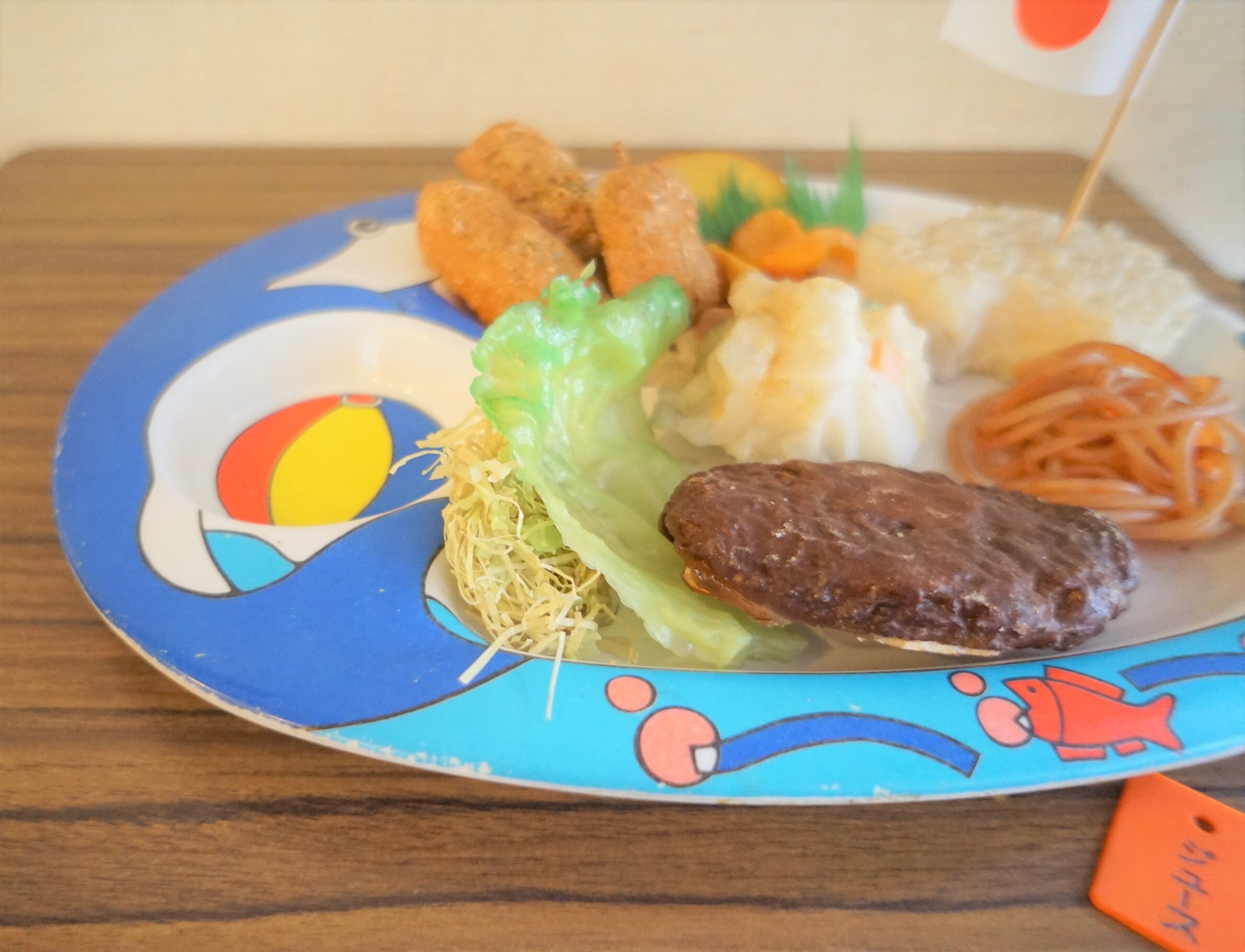 お子さまプレートの食品サンプル（食券プレートつき） | 純喫茶家具の